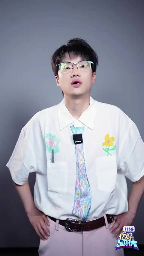 李飞挑战时代少年团新歌《刺》舞蹈手忙脚乱坦然自嘲