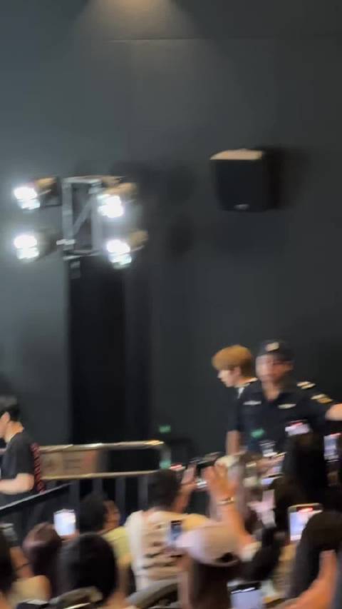 王源出席电影主创见面会，新片我看见两朵一样的云映后交流