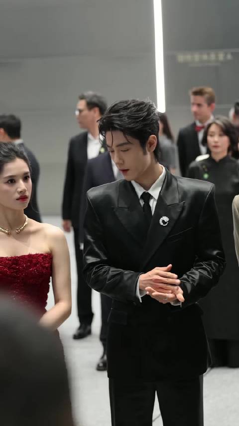 藏海与香暗荼白玉兰又同框了，帅气的肖战，美美的张婧仪！
