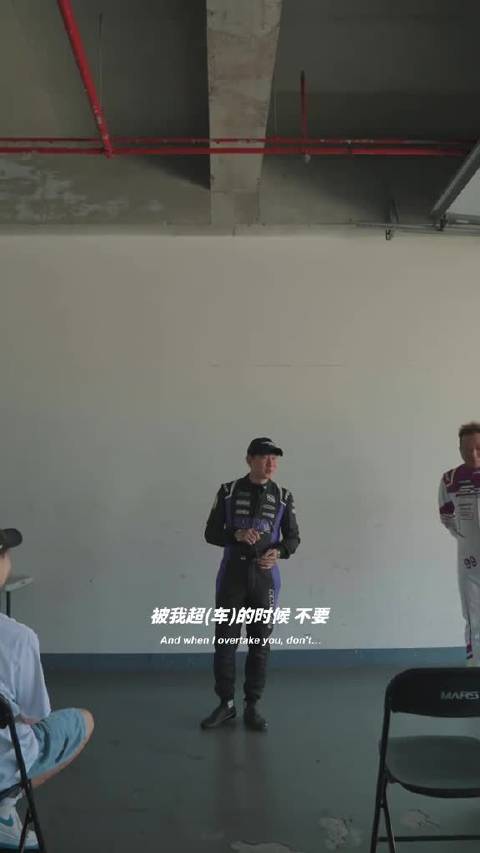 林俊杰与朋友同事赛车，享受赛道每一刻