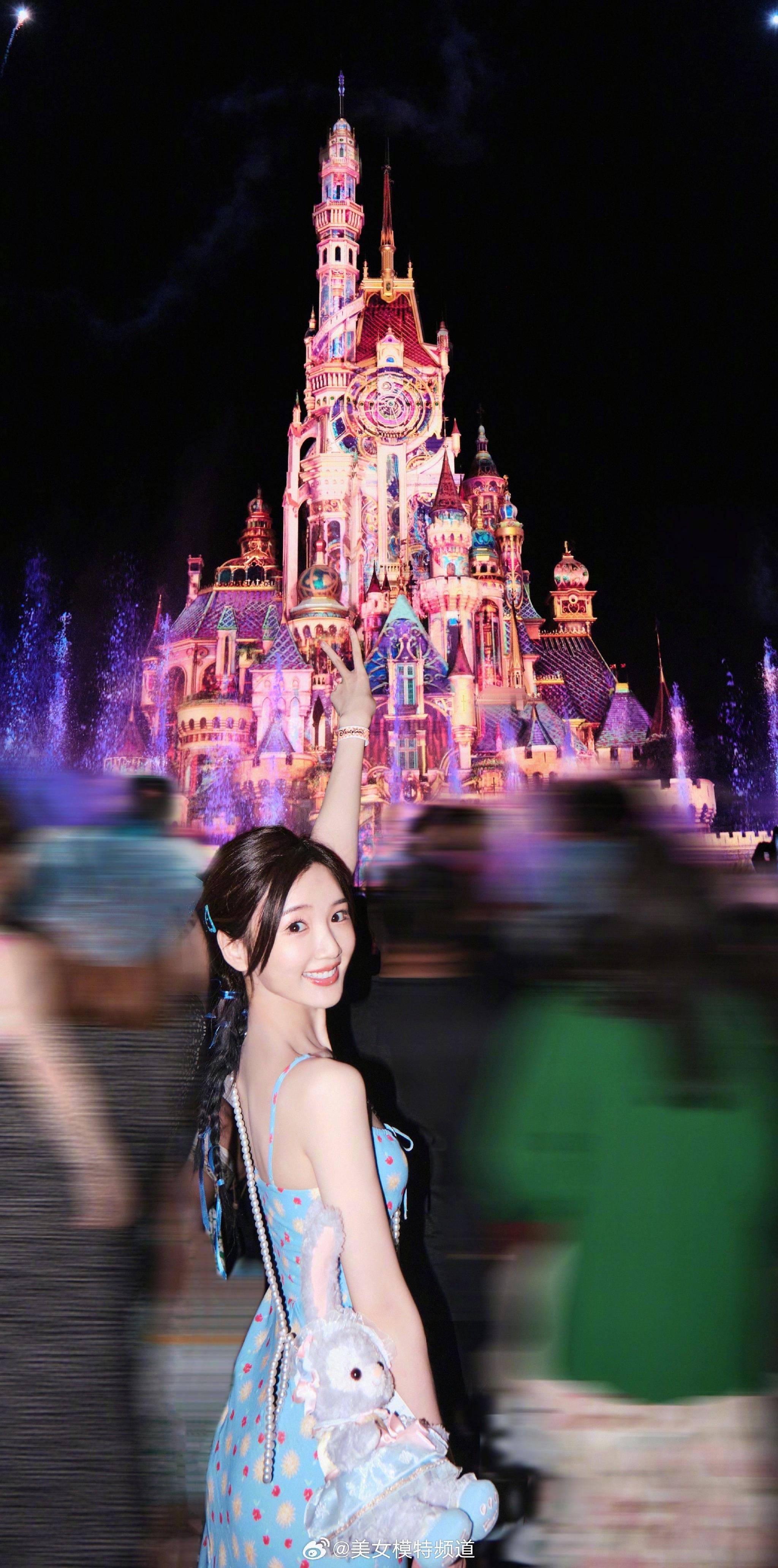 毛晓彤吊带碎花裙写真