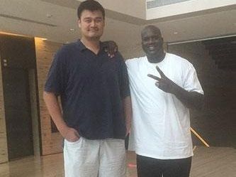 如果和奥尼尔合影,我想你的体验就不是人人平等啦,而是人人都很瘦啦!