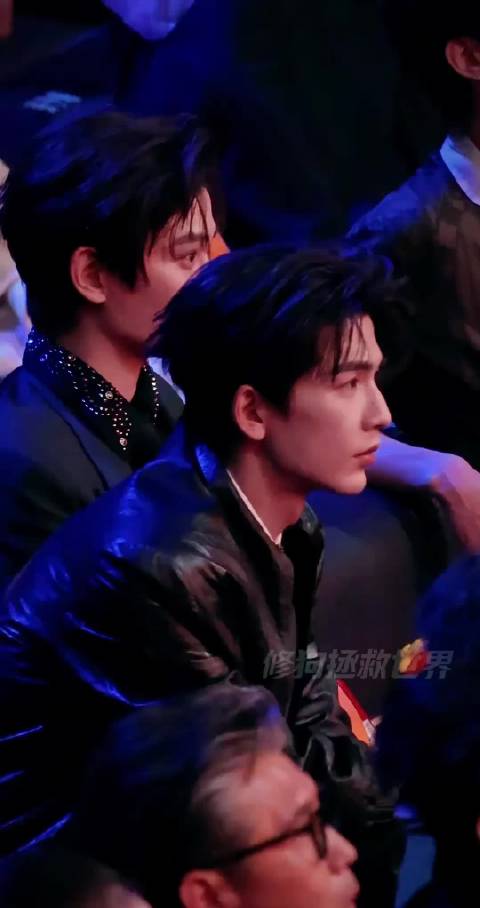 镜头有点晕帅哥 刚开场的时候还是挺满的