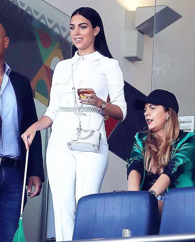 C罗妻子现身世界杯,穿绿色衬衫配600万钻戒,卡塔尔王妃亲自接见休闲区蓝鸢梦想 - Www.slyday.coM C罗妻子现身世界杯,穿绿色衬衫配600万钻戒,卡塔尔王妃亲自接见休闲区蓝鸢梦想 - Www.slyday.coM