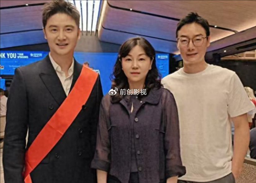 被跳水队开除20年后，田亮和周继红世纪大合影，面带笑容心情不错