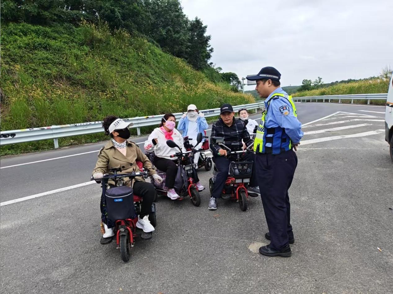 6名老人骑代步车上高速 海南儋州交警及时拦截消除隐患