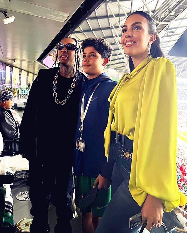 C罗妻子现身世界杯,穿绿色衬衫配600万钻戒,卡塔尔王妃亲自接见休闲区蓝鸢梦想 - Www.slyday.coM C罗妻子现身世界杯,穿绿色衬衫配600万钻戒,卡塔尔王妃亲自接见休闲区蓝鸢梦想 - Www.slyday.coM