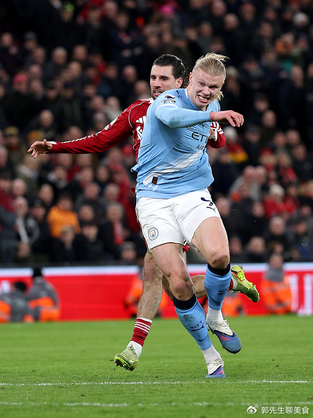 英超：索博斯洛伊染红，哈兰德传射+点球绝杀，曼城2-1利物浦