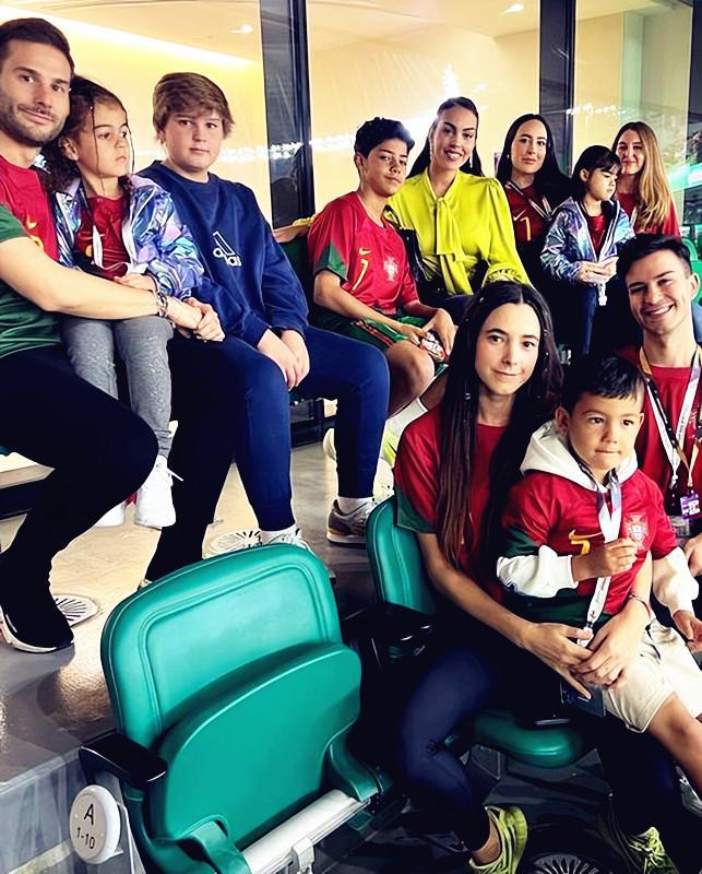 C罗妻子现身世界杯,穿绿色衬衫配600万钻戒,卡塔尔王妃亲自接见休闲区蓝鸢梦想 - Www.slyday.coM C罗妻子现身世界杯,穿绿色衬衫配600万钻戒,卡塔尔王妃亲自接见休闲区蓝鸢梦想 - Www.slyday.coM