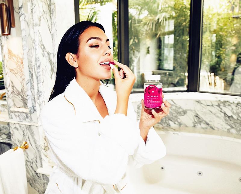 C罗妻子现身世界杯,穿绿色衬衫配600万钻戒,卡塔尔王妃亲自接见休闲区蓝鸢梦想 - Www.slyday.coM C罗妻子现身世界杯,穿绿色衬衫配600万钻戒,卡塔尔王妃亲自接见休闲区蓝鸢梦想 - Www.slyday.coM