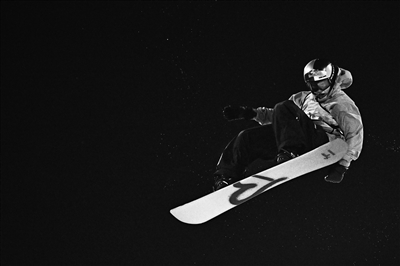 苏翊鸣捧起水晶球奖杯