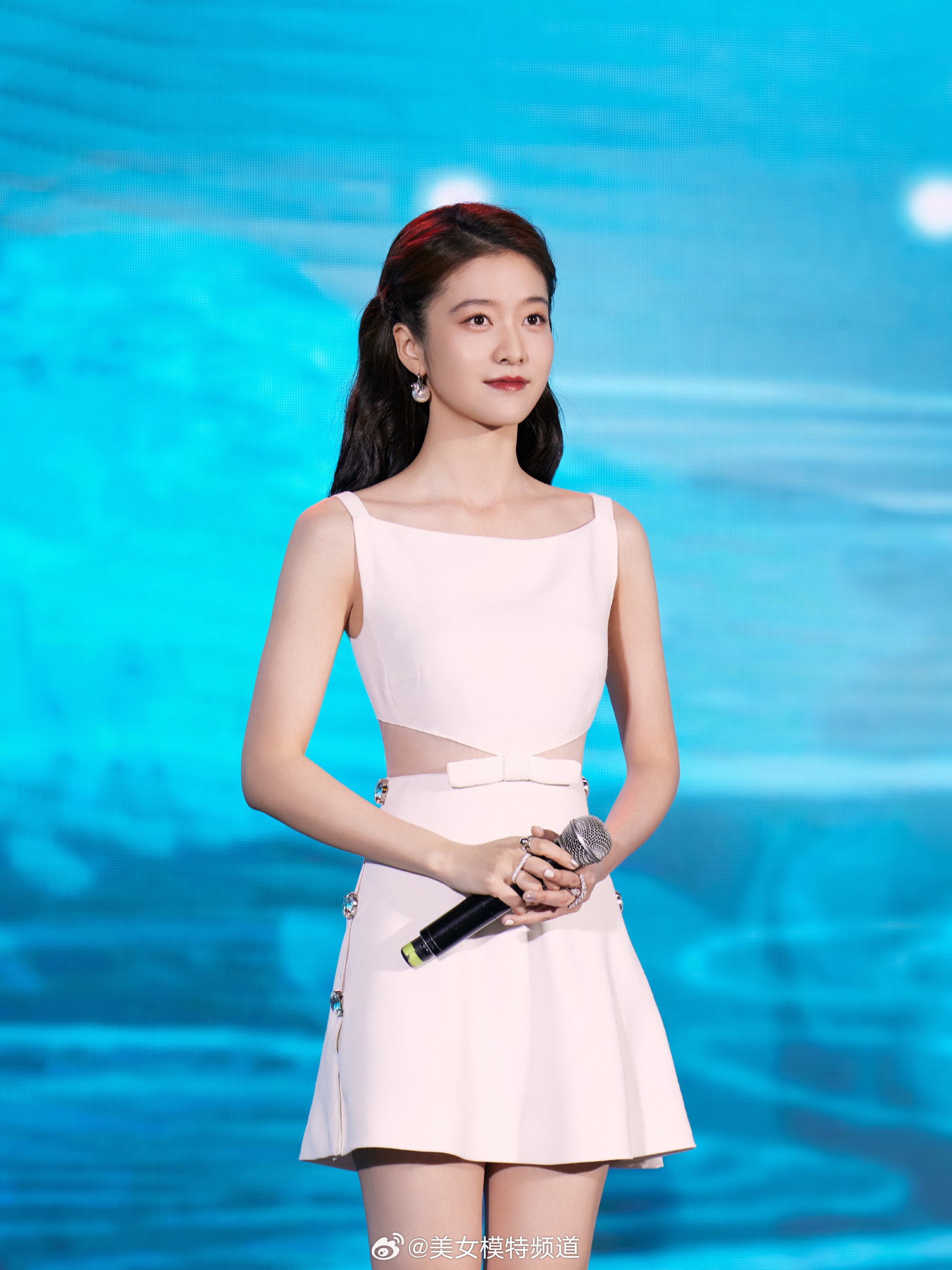 张雪迎鲜花甜美写真