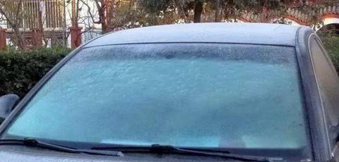 汽车玻璃外面结冰怎么办?