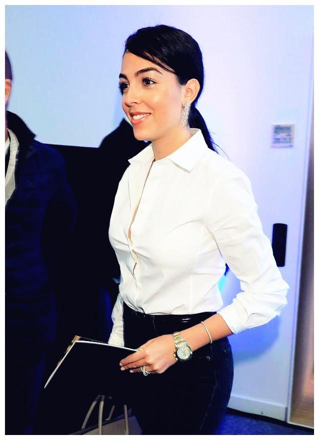 C罗妻子现身世界杯,穿绿色衬衫配600万钻戒,卡塔尔王妃亲自接见休闲区蓝鸢梦想 - Www.slyday.coM C罗妻子现身世界杯,穿绿色衬衫配600万钻戒,卡塔尔王妃亲自接见休闲区蓝鸢梦想 - Www.slyday.coM