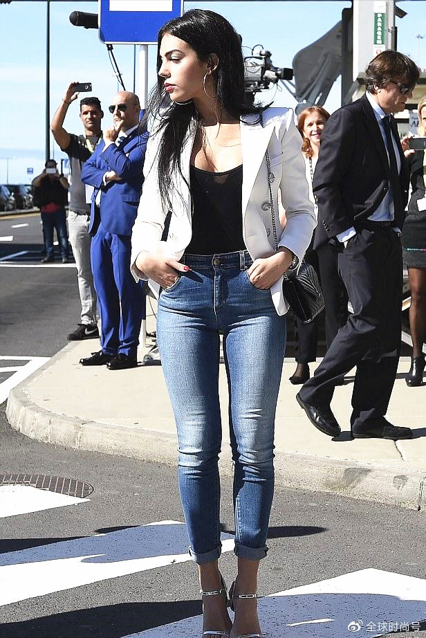 C罗妻子现身世界杯,穿绿色衬衫配600万钻戒,卡塔尔王妃亲自接见休闲区蓝鸢梦想 - Www.slyday.coM C罗妻子现身世界杯,穿绿色衬衫配600万钻戒,卡塔尔王妃亲自接见休闲区蓝鸢梦想 - Www.slyday.coM