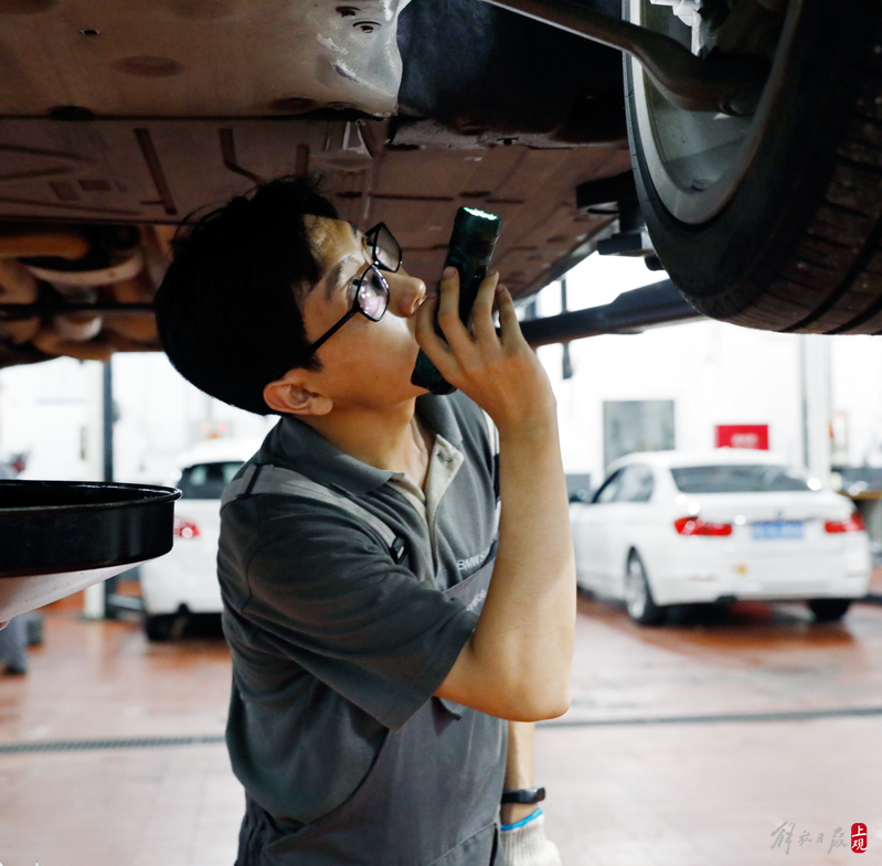 酷暑带火汽车保养市场,申城4S店维修车间“一席难求”