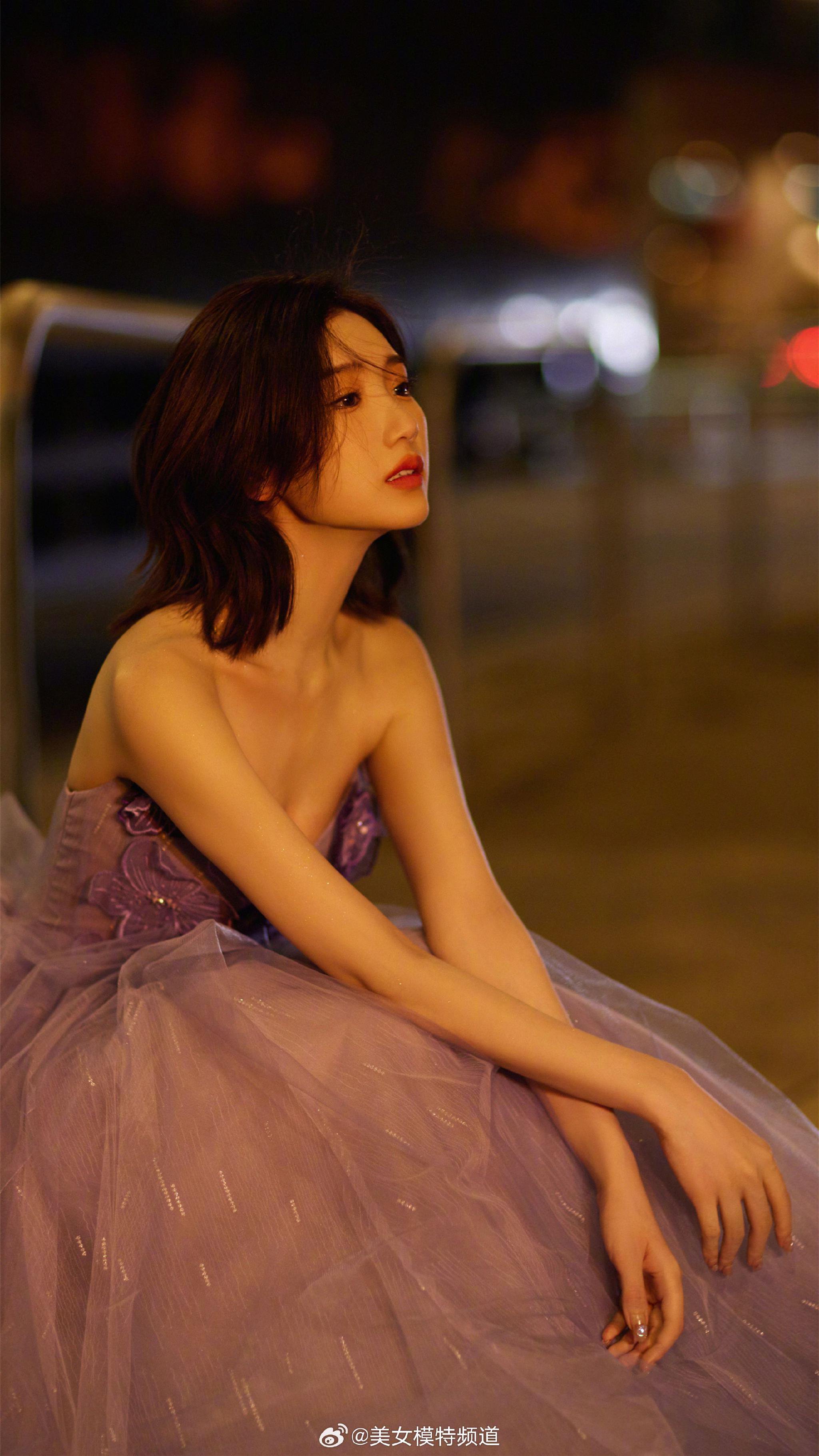 毛晓彤街拍写真