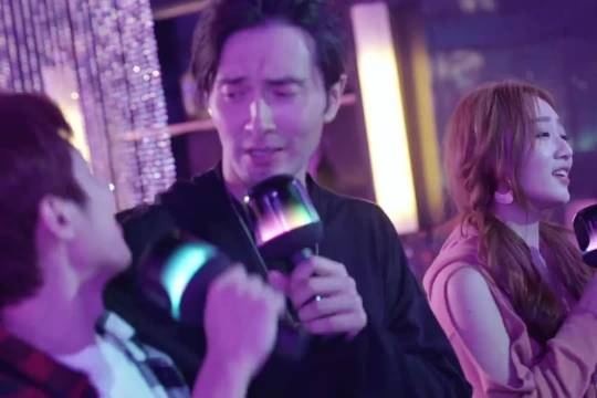 原配带着丈夫直面小三，半句恶言没有，却已经用无形的刀将对方撕开！