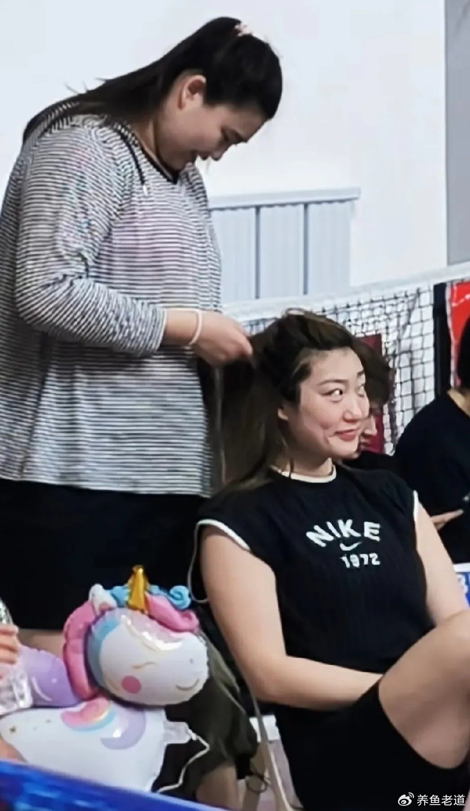 姐妹情深场面温馨，刘禹彤给李梦扎辫子，女篮队伍需要她们的加入