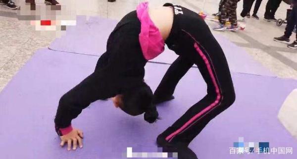 舞蹈梦碎!9岁女童练下腰致截瘫脊髓损伤脊柱严重侧弯休闲区蓝鸢梦想 - Www.slyday.coM 舞蹈梦碎!9岁女童练下腰致截瘫脊髓损伤脊柱严重侧弯休闲区蓝鸢梦想 - Www.slyday.coM