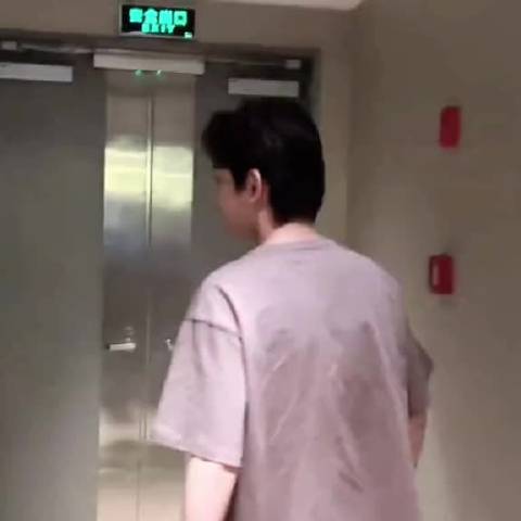 当你的眼睛眯着笑