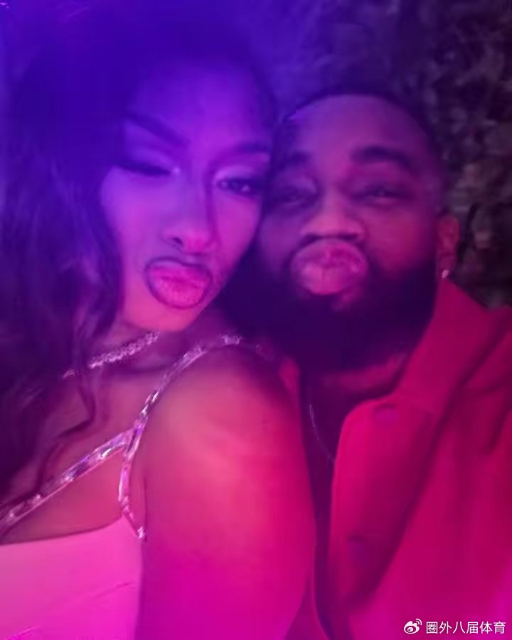 汤普森心真大，新女友为男闺蜜庆生，过往合照太亲密就像是情侣