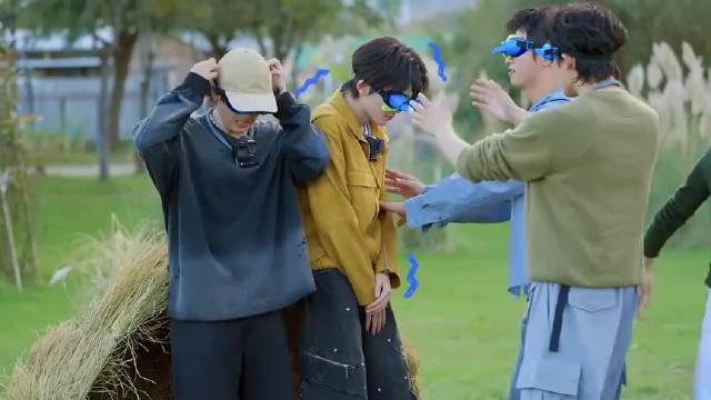 现在就出发第2季_黄景瑜一把扛走胡先煦，双脚直接离地_视频