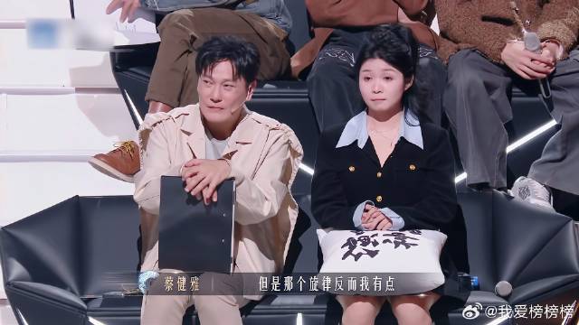 张信哲太纠结，张震岳一脸看戏直言好玩，遭他“毒”打