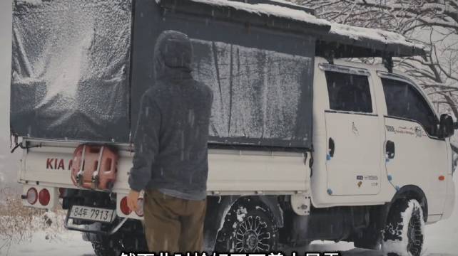 男人驾车来到雪山森林，遭遇一场暴风雪，在房车中惬意享受生活