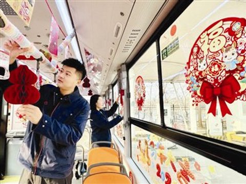 十米车厢“变身” 营造喜庆氛围