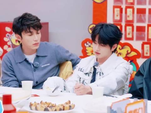 带着爱和你热爱的坚持走下去，等风过天晴后都是来时路