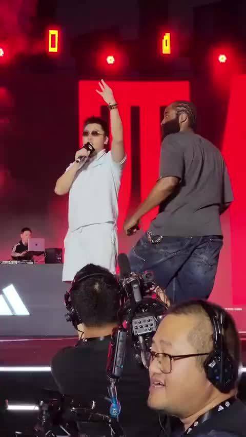 梦幻联动！揽佬 哈登同台大展宏图