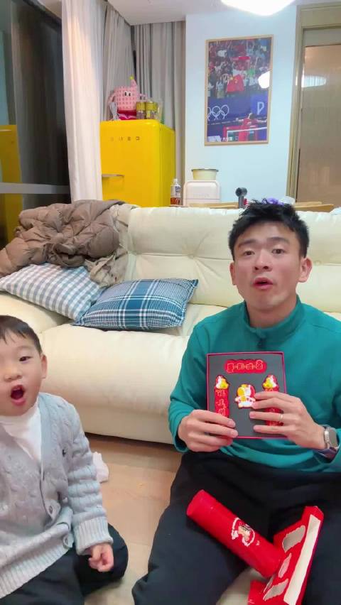 幸福就是 和艾登 @Aiden登哥 一起拆礼物！