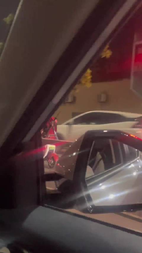 网友偶遇死侍骑共享单车