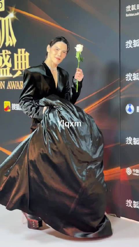 捧着大裙摆 踩着高跟鞋亮相红毯 好像还化了妆