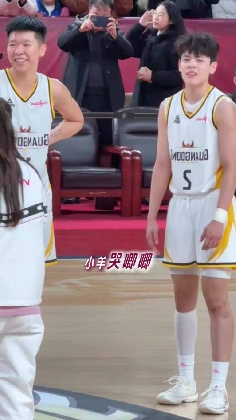 偷笑的姐，哭泣的妹，安慰的大哥