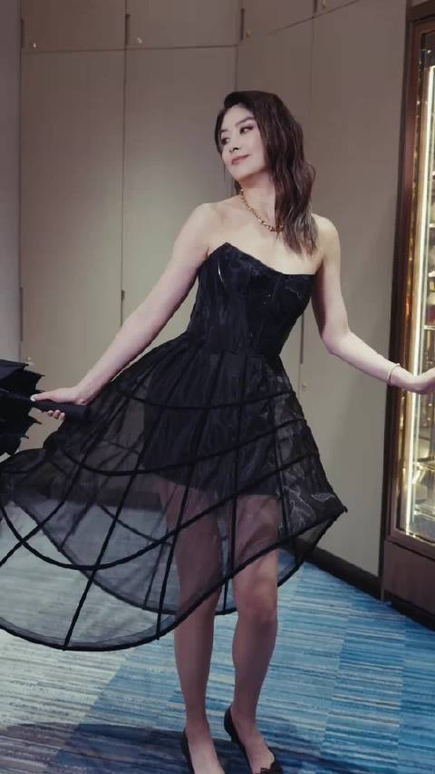 雨伞一落，直接和 @周傳雄 一起闪现舞台