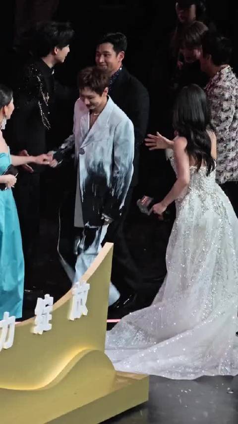 我们王子真的好耀眼呢C位全肯定