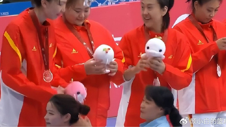 四川丢冠无沮丧？韩旭刘禹彤嬉闹 李梦笑容满面 媒体人：亚军足以交差