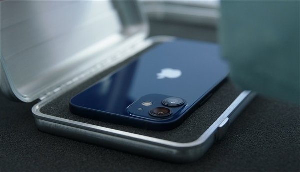 iPhone12海蓝色,iphone13海蓝色 iphone 12官方美图赏:海蓝色要卖爆的节奏