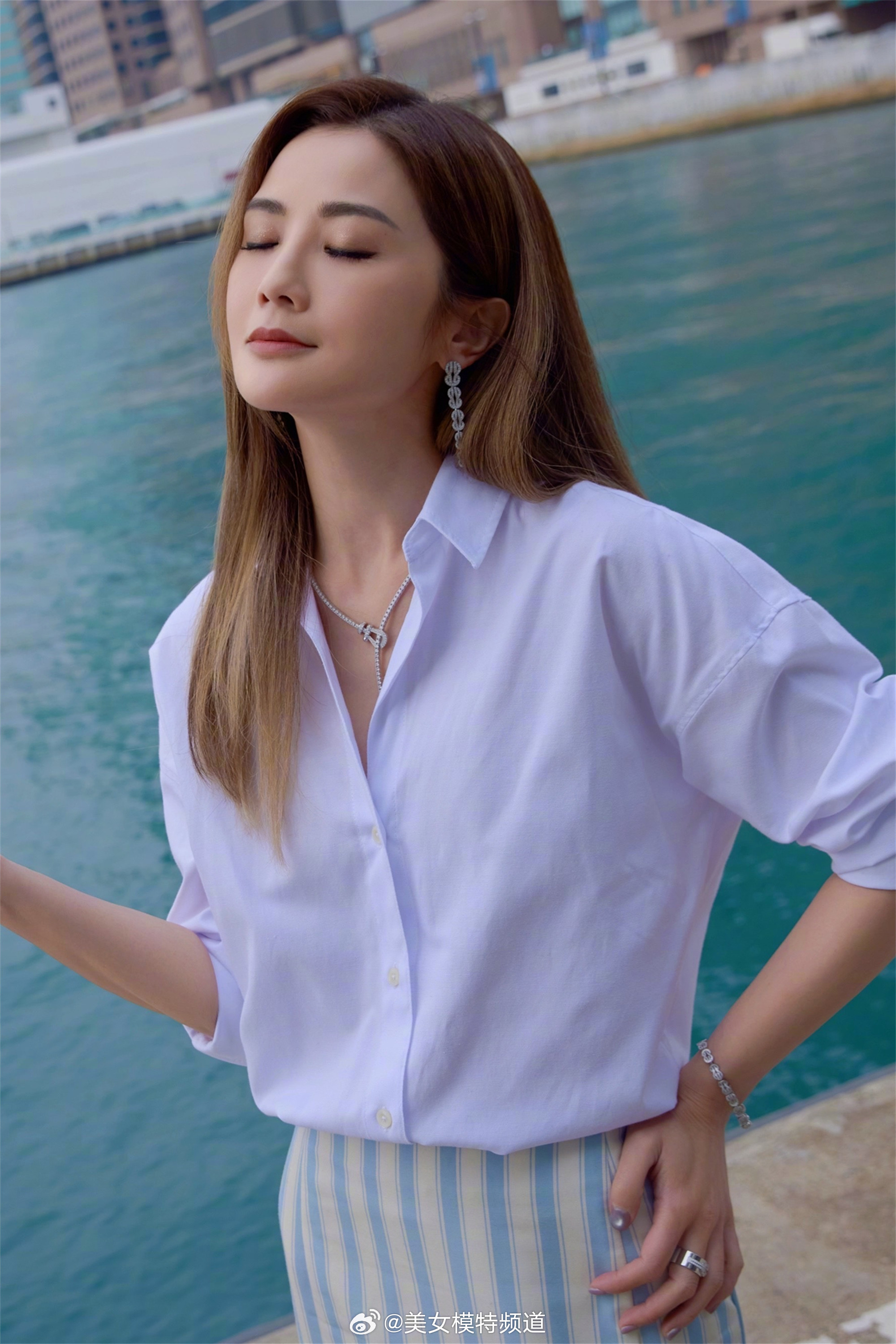 蔡卓妍白衬衣好优雅