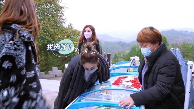 容祖儿三人在山上互相分享美味，女孩子之间的友谊太美好了