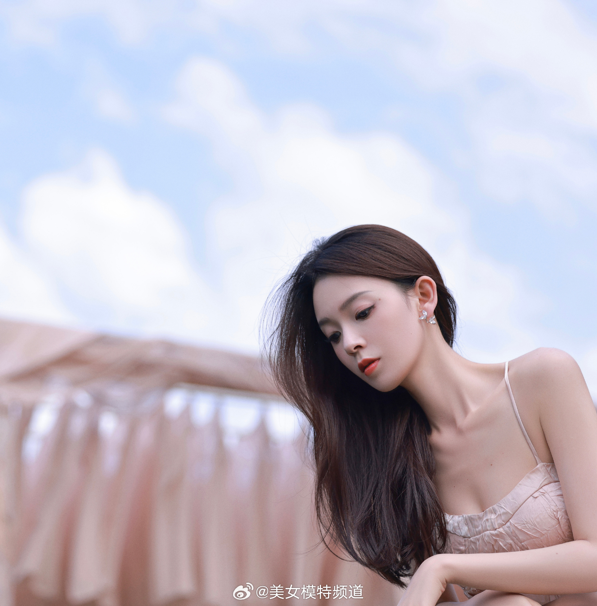 陈瑶全新写真大片优雅明艳的姿态