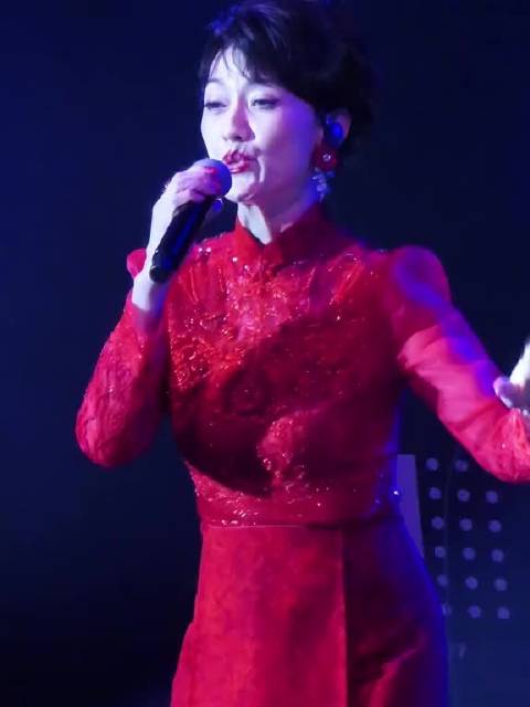 赵雅芝压轴出场米雪香港演唱会合唱《漫步人生路》，半世纪姐妹情