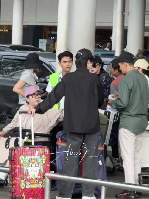 搬箱子的受害者名单还在增加…… 贺峻霖 花少2一路繁花时代少年团