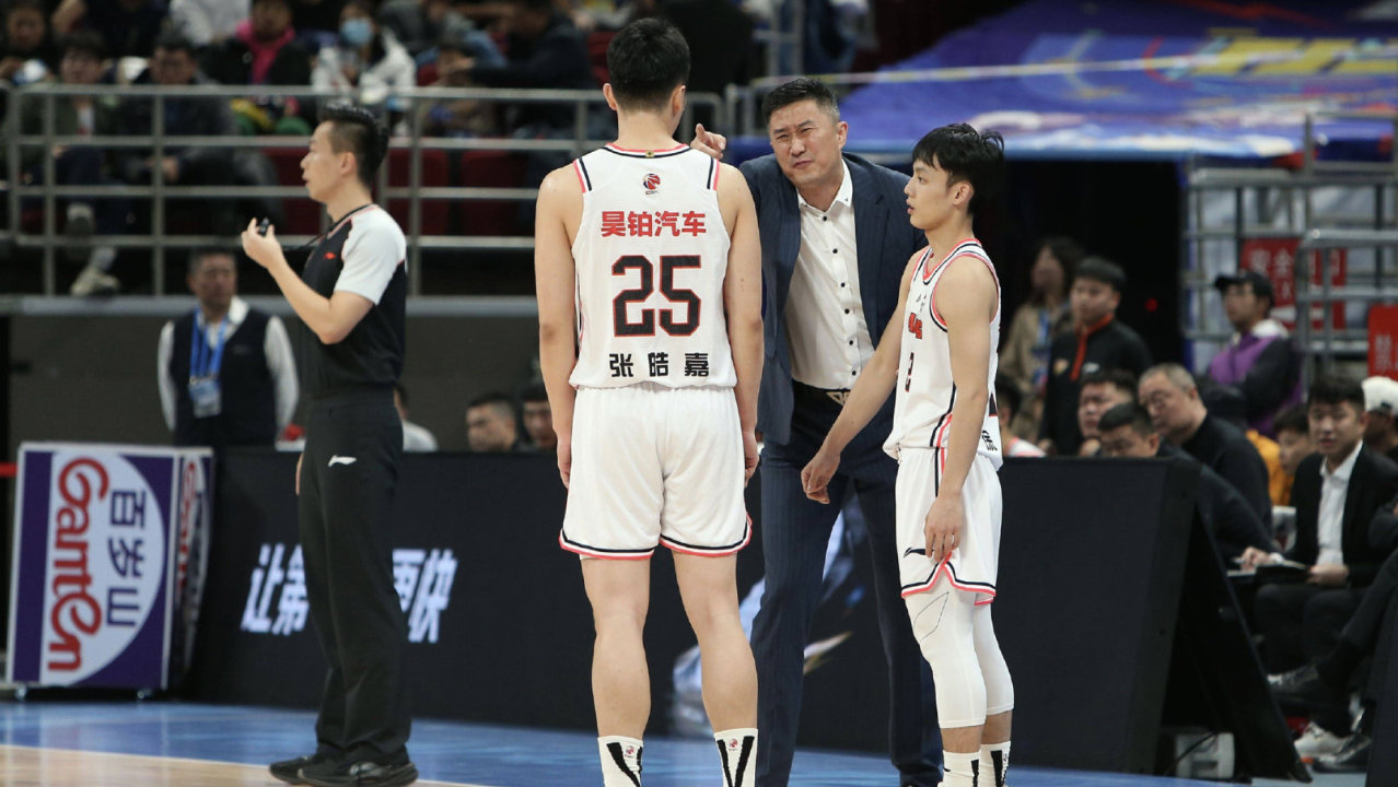 杜锋两大爱徒低迷，广东憾负北京16分，真冤吗？