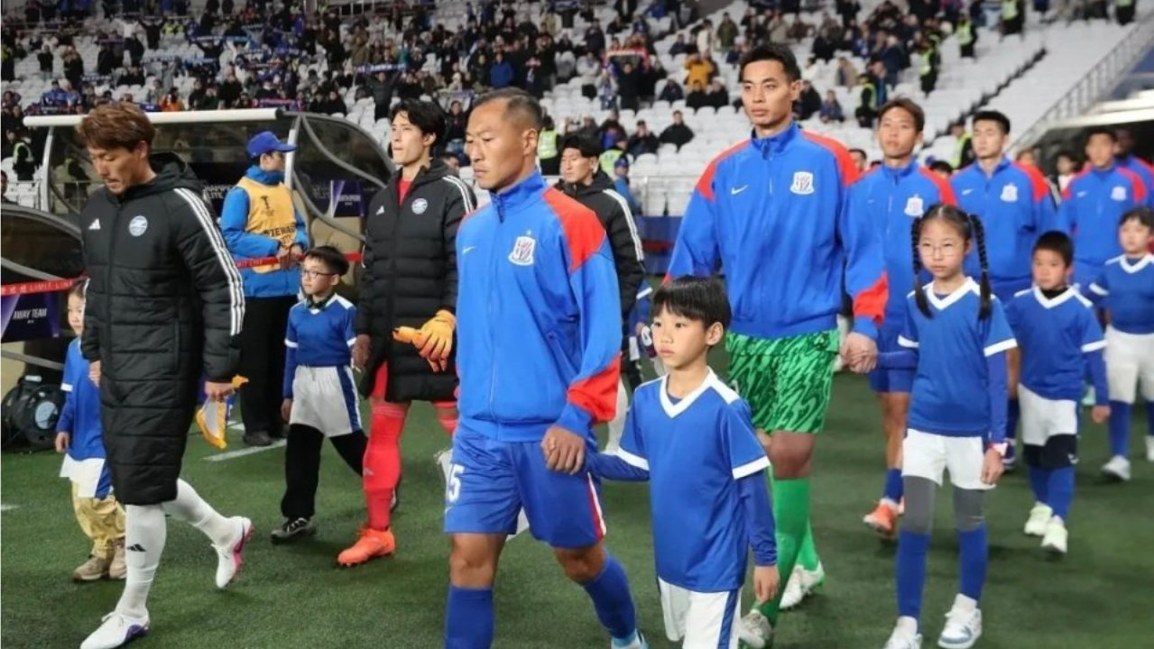 富得流油，申花仅一年球衣广告就3亿，还有门票周边，可独立运营