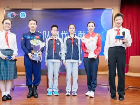 中国航天公益形象大使汤洪波、吴敏霞与沪上中学生同上体育课