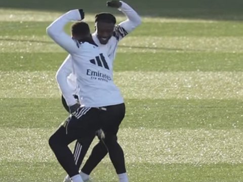 姆巴佩助攻卡马文加进球后，两人复刻昨日训练中的庆祝动作