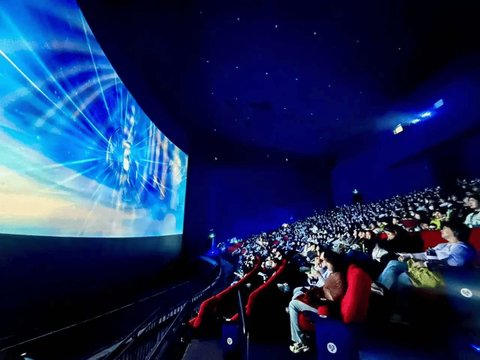 辽宁省科技馆IMAX GT激光影厅启动一周年听劝到底!50元刷全国最大IMAX银幕_观影_科普_观众